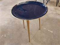 Modern style 3 leg table