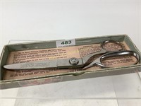 Stainless steel pinking shears in box