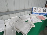 GROUP OF TABLE CLOTHES & NAPKINS