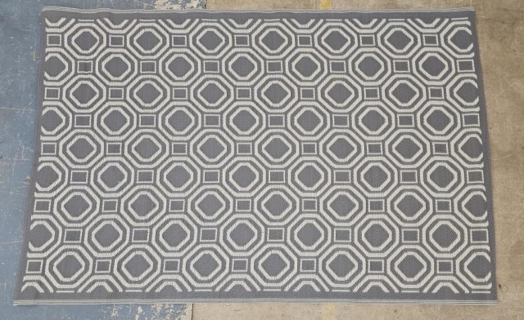 OUTDOOR RUG - SLIGHTLY USED - 9 FT X 6 FT