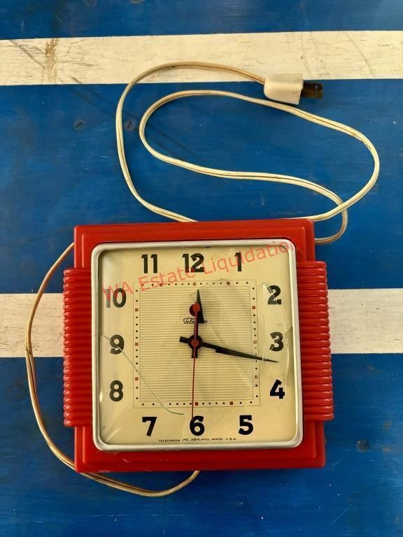 Vintage Clock - Damaged (living room)