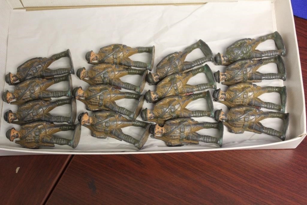 Set of 16 Manoil Metal Soldiers