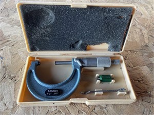 Mitutoyo Micrometer. 1-2” .001  Comes in a hard