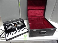 Parrot accordion with a hard shell case