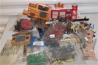HO Train Related Items - Building Accessories