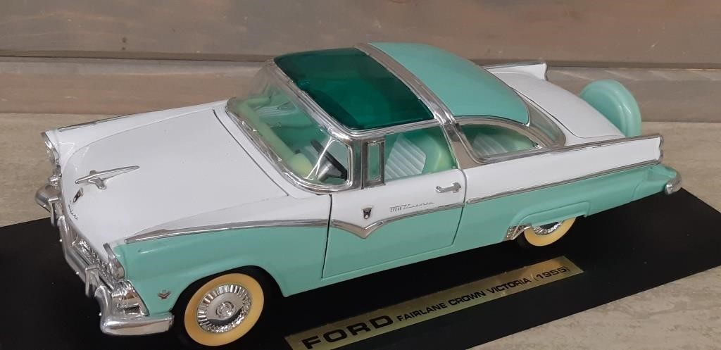 1955 FORD Fairlane Crown Victoria 1:18 Scale car