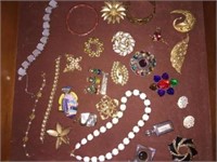 25 PC MOSTLY VINTAGE JEWELRY LOT, CORO, CROWN TRIF