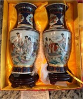 E - SET OF 2 CHINESE PORCELAIN VASES (K112)