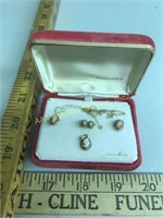 14K gold & shell cameo necklace & earrings. Weight