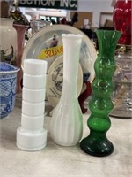 2 white / 1 green vase