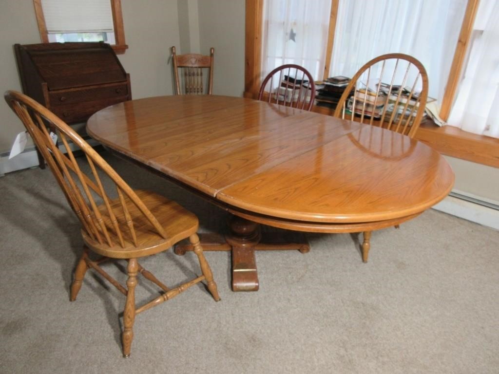Round Oak Table w/ 2 Leaves and 3 Chairs