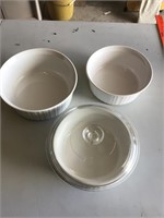 Group of 3 nesting Corning ware dishes w lid