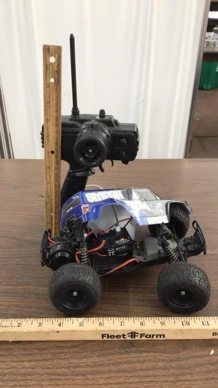 RC Smash truck needs battery, untested