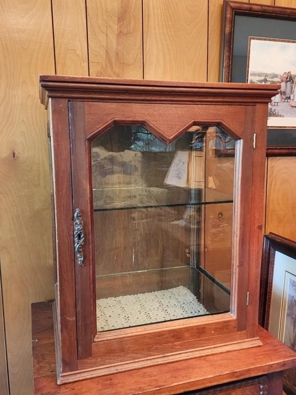 Vintage Display/show  Case 25"x20"x15"