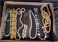 BEADS & MORE / JEWELRY LOT