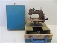 Singer model 20 childs sewing machine/case