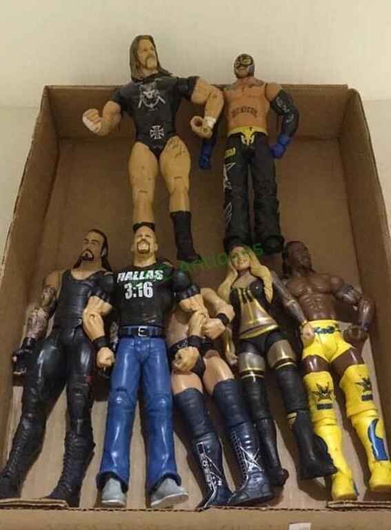 Tray lot of wrestling action figures.    636