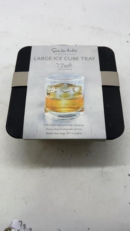 sur la table large ice cube tray