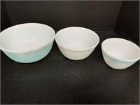 Nest of 3 Pyrex Bowls