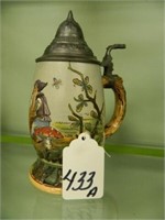 German 1/2L Verse w/ Bee - 2 Men Drinking Stein