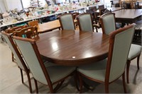 ANTIQUE PEDESTAL TABLE WITH 6 CHAIRS