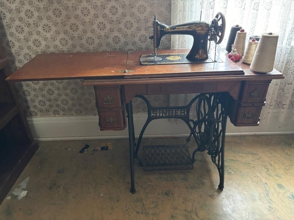 Antique Singer Sewing Machine w/ Drawers, Thread