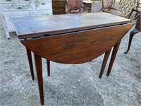 18TH CENTURY WALNUT DROP LEAF TABLE