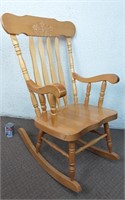 Chaise berçante en bois, 43"×27"×32" -