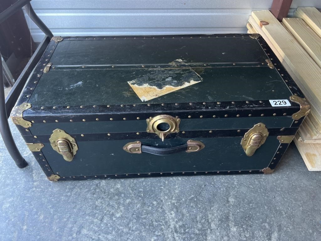 Small Trunk with Tray U234