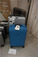 Pathfinder suitcase on wheels & smaller luggage