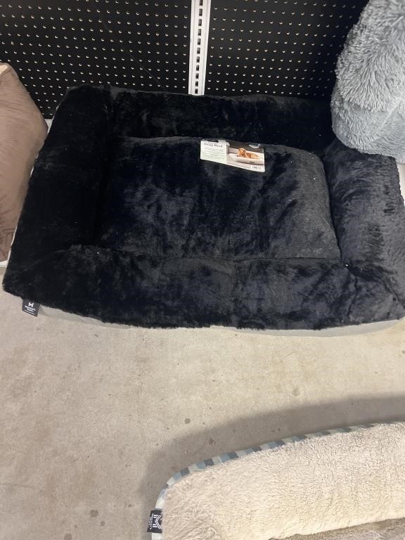 MM large black pet bed