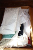 LOT: TABLE LINENS TABLE CLOTHS, NAPKINS, ETC.