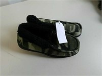 New camo slippers size small kids