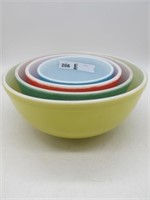 4 NESTING PYREX COLORED BOWL SET CLEAN