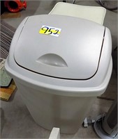 PLASTIC TRASH CONTAINER WITH REVOLVING LID,