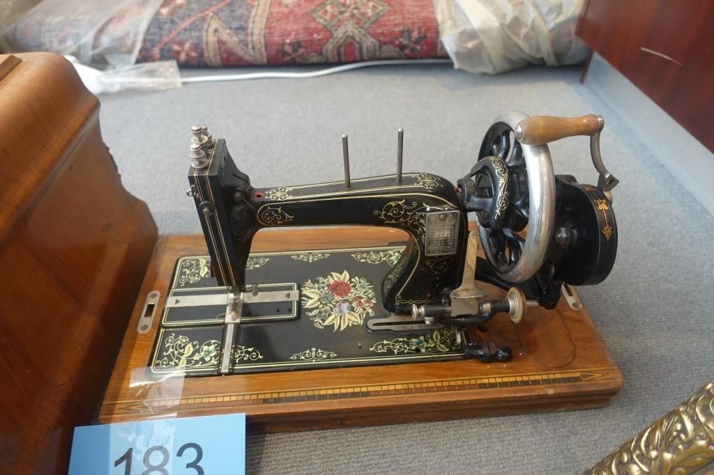 Antik symaskine, Singer m/låg | Campen Auktioner