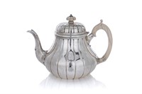 ROBERT GARRARD SILVER TEAPOT, 1135g