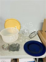 Tupperware cake saver & assorted glassware