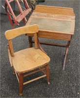 Vtg Children’s Wooden Desk (19"×15'×24") w/Chair