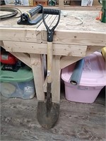 Round nose D handle shovel