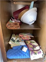 KITCHEN LOT: INCLUDING OVEN MITTS, POT HOLDERS,