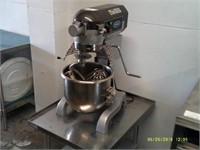 Very Nice Working 20qt Mixer With Attachments