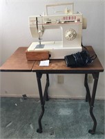 703 - VINTAGE SEWING TABLE & SINGER SEWING MACHINE