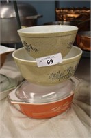 3PC PYREX 2 MIXING BOWLS 1 DISH WITH LID