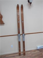 Vintage Wooden Skis / Skis en bois vintage
