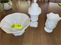 MISC GROUP OF DECORATIVE MILK GLASS TYPE BOWLS