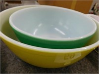 Pyrex yellow & green mix bowls