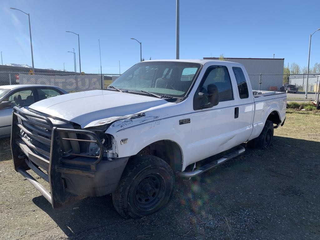 2000 Ford F250 extra cab motor is in in parts, and