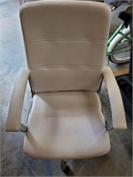 WHITE OFFICE CHAIR