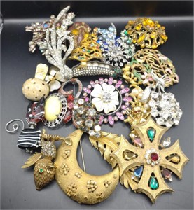 Various Brooches, Largest 3"